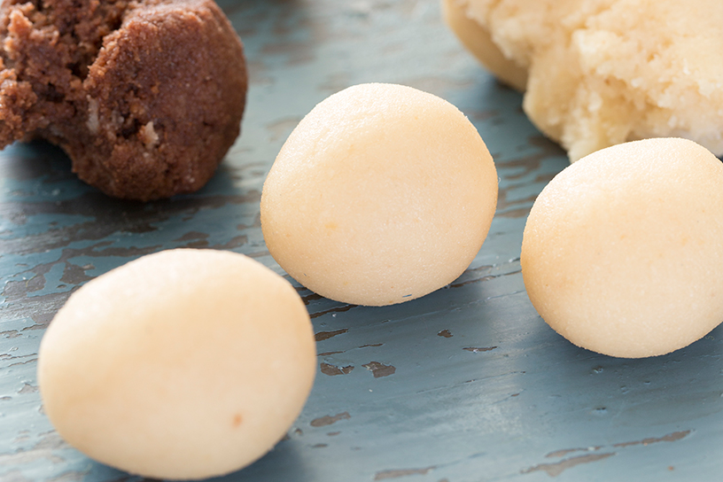 Bollen marsepein op aanrecht